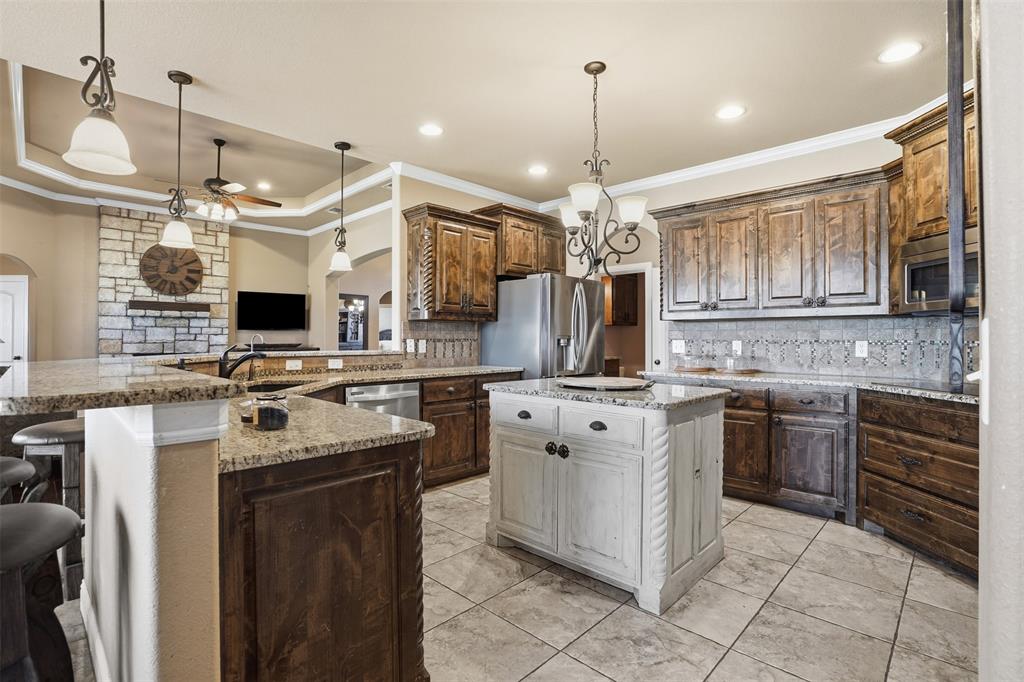 162 Ellis Spring Drive Weatherford, TX 76085 - Photo 8 of 38