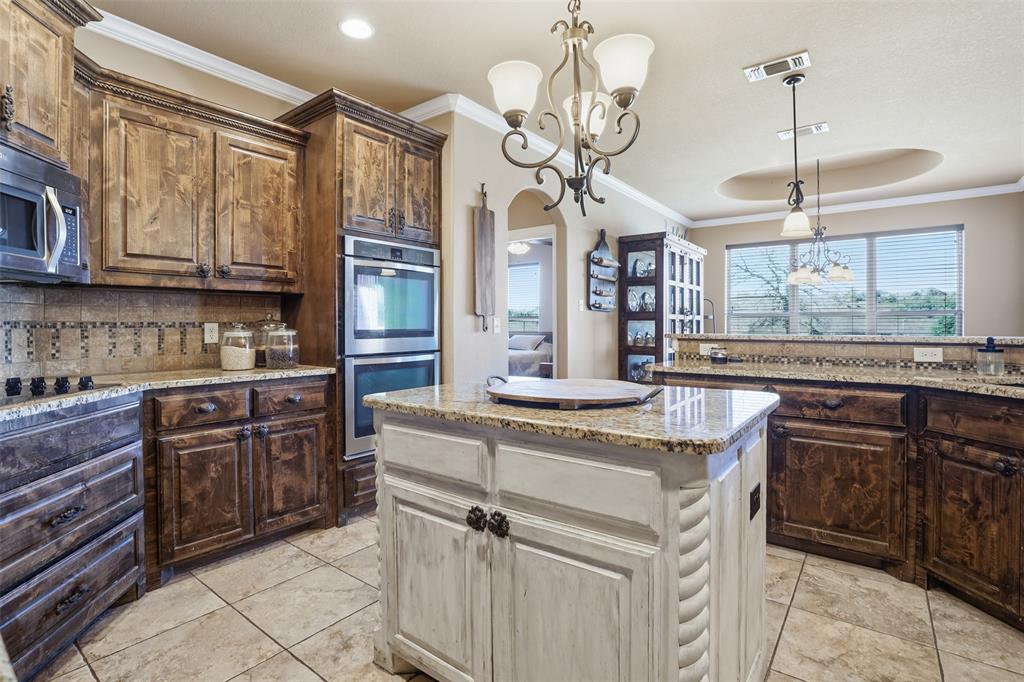 162 Ellis Spring Drive Weatherford, TX 76085 - Photo 9 of 38