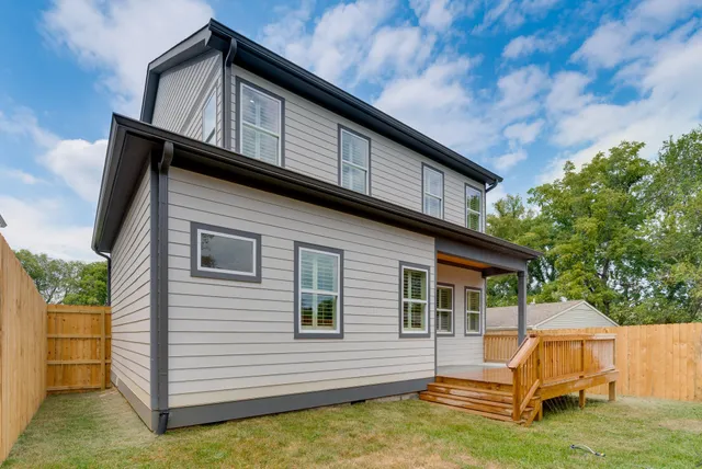 a view of house with a yard