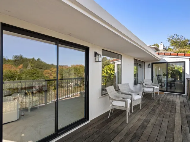 a view of entryway with a flower pot and a bookshelf