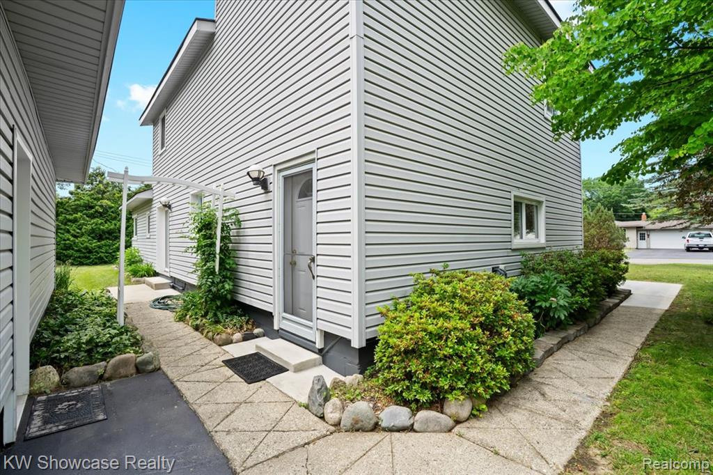 5865 Crescent Road Waterford, MI 48327 - Photo 33 of 36 Gallery Image 33