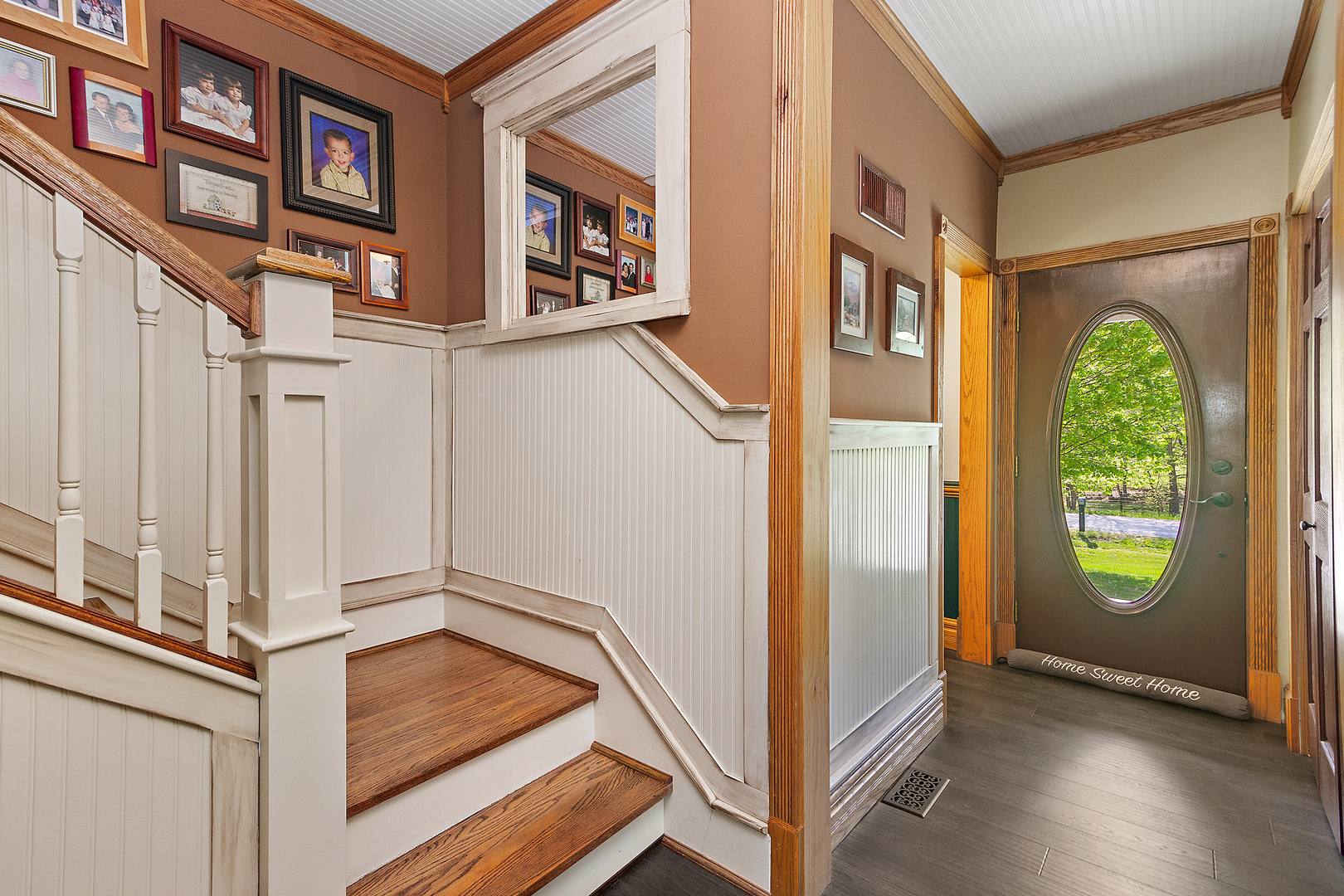 10045 North 17500E Road Grant Park, IL 60940 - Photo 2 of 17 an entryway with a flower pot and a window