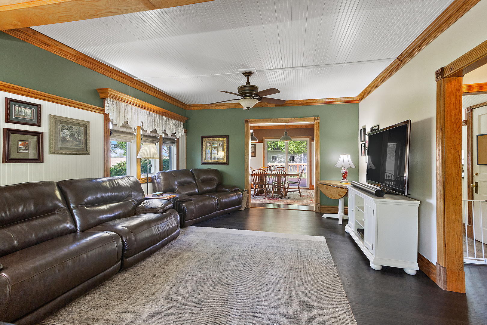 10045 North 17500E Road Grant Park, IL 60940 - Photo 4 of 17 a living room with furniture and a flat screen tv