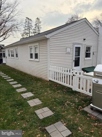 a view of a house with backyard