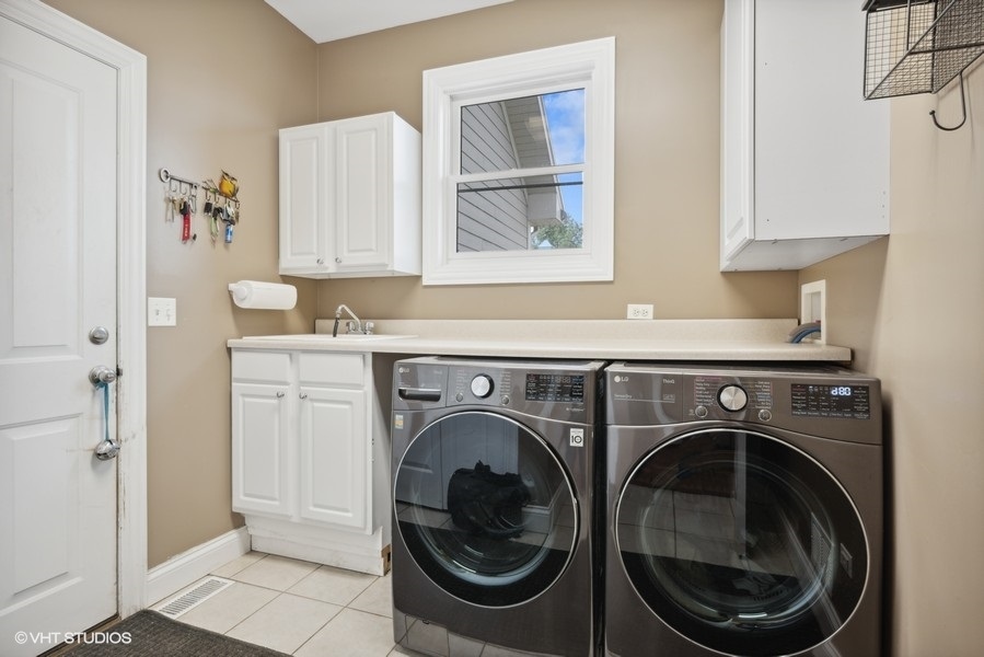 41-w580 McDonald Road Elgin, IL 60124 - Photo 14 of 25 a utility room with dryer and washer