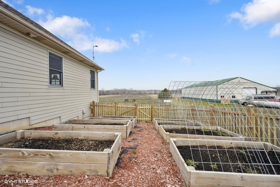 41-w580 McDonald Road Elgin, IL 60124 - Photo 20 of 25 a view of a balcony with wooden floor and fence