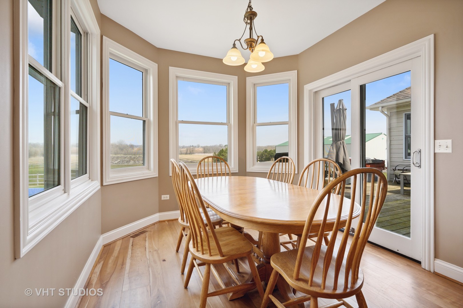 41-w580 McDonald Road Elgin, IL 60124 - Photo 5 of 25 a dining room with furniture a chandelier and wooden floor