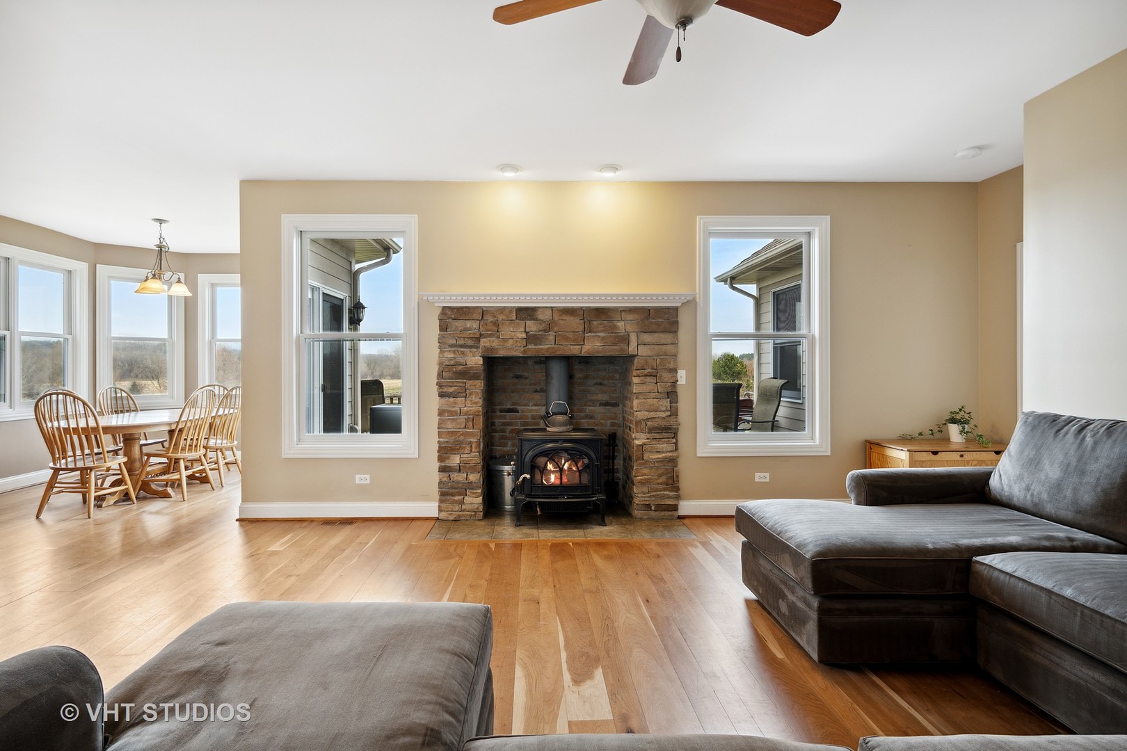 41-w580 McDonald Road Elgin, IL 60124 - Photo 6 of 25 a living room with furniture and a fireplace