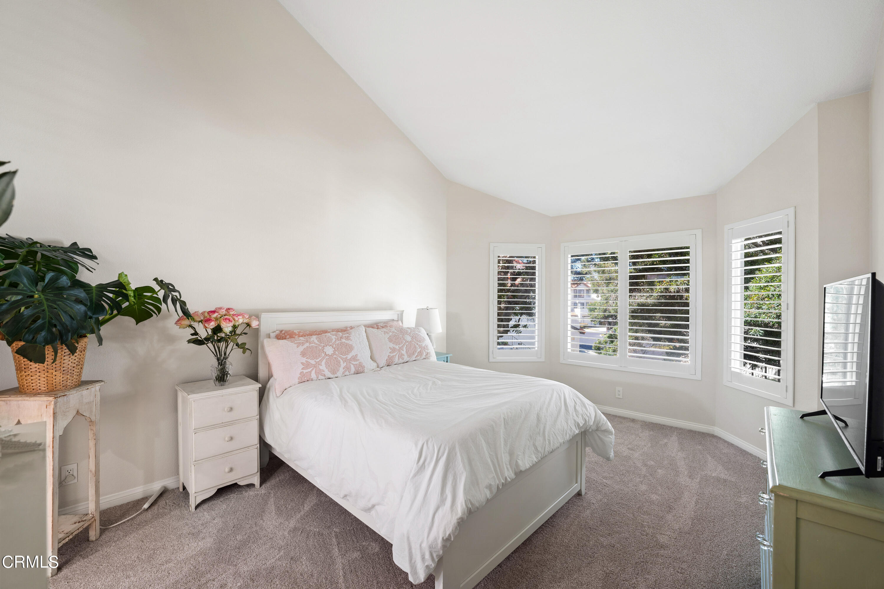 2263 Martinique Lane Oxnard, CA 93035 - Photo 17 of 38 a bedroom with a bed and a potted plant