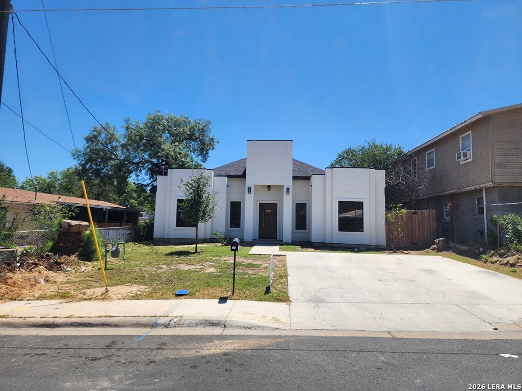 736 Trinity Street Eagle Pass, TX 78852 - Photo 3 of 34