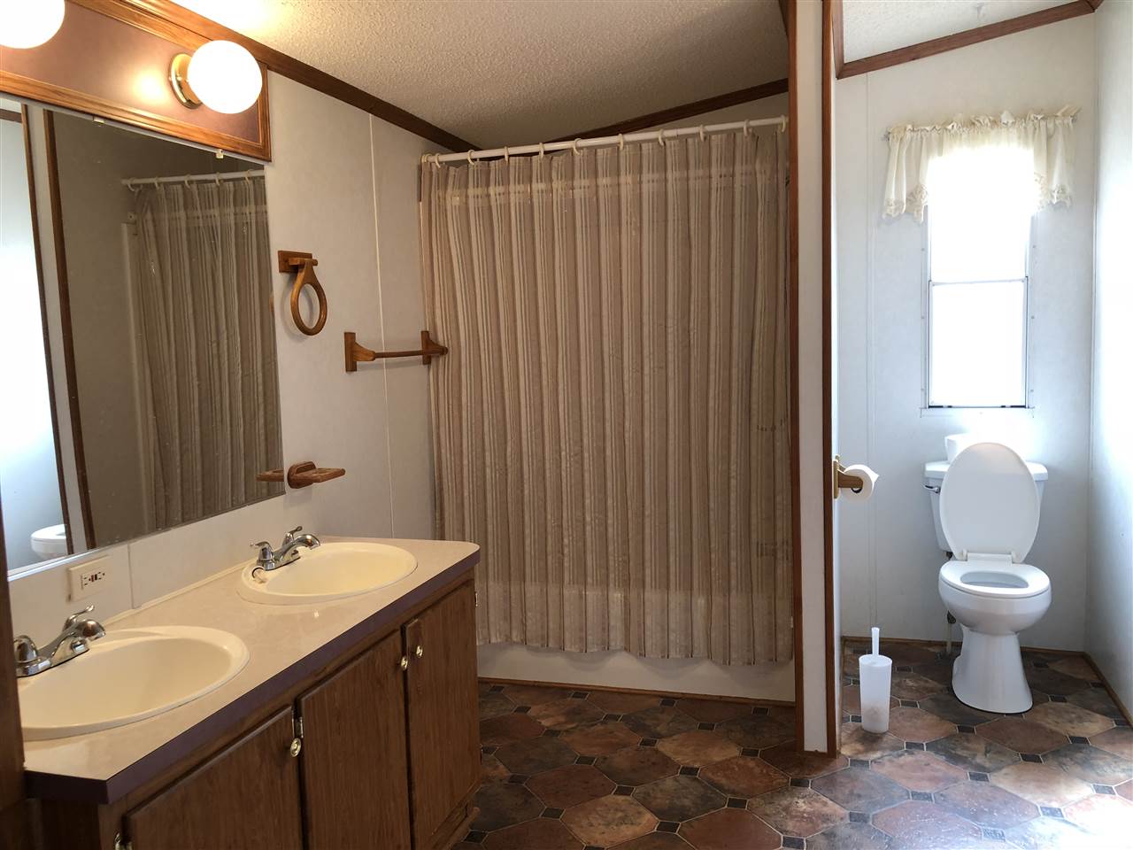 764 Wilkins Road Campobello, SC 29322 - Photo 9 of 18 Bath