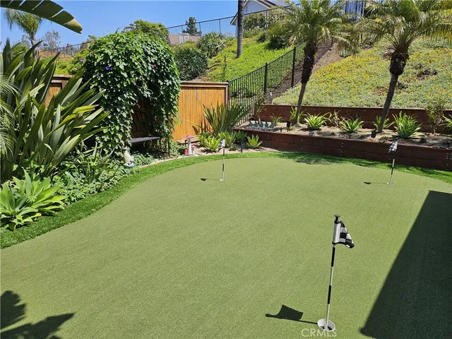 a view of a house with backyard