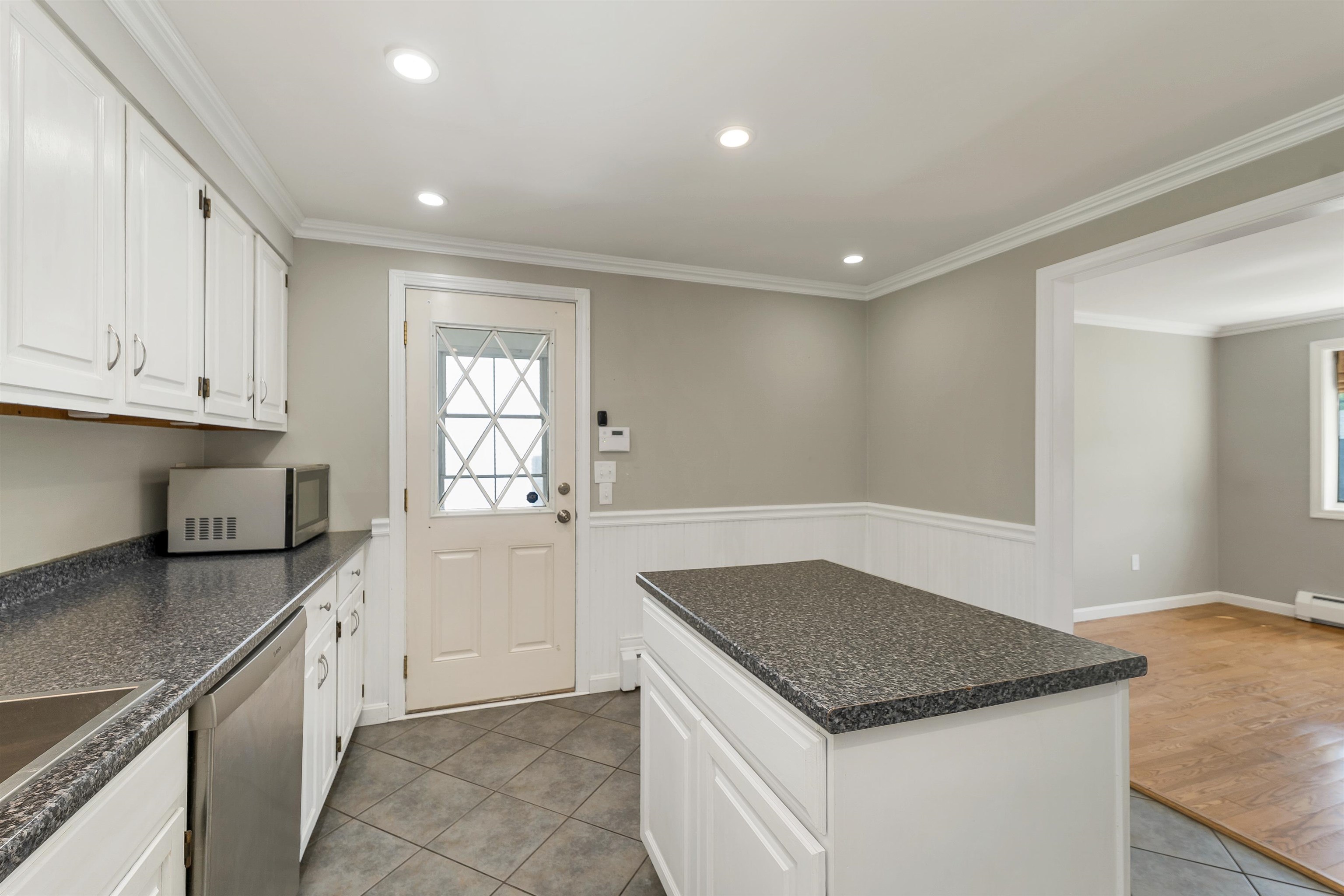 22 Jonathan Lane Manchester, NH 03104 - Photo 7 of 49