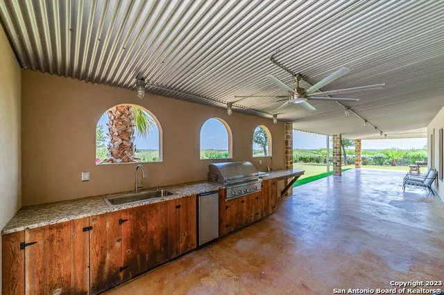 $1,475,000 | 548 Franklin Lane, Yancey, TX 78886