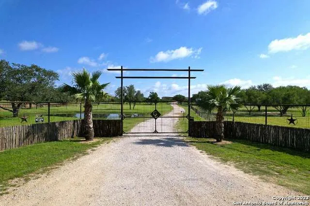 $1,475,000 | 548 Franklin Lane, Yancey, TX 78886
