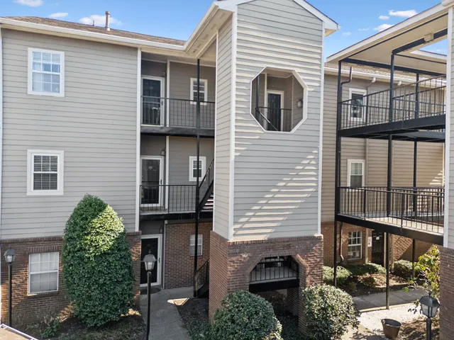 $1,800 | 115 West End Place, Nashville, TN 37205