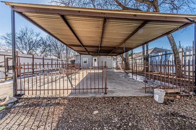 a view of a back yard