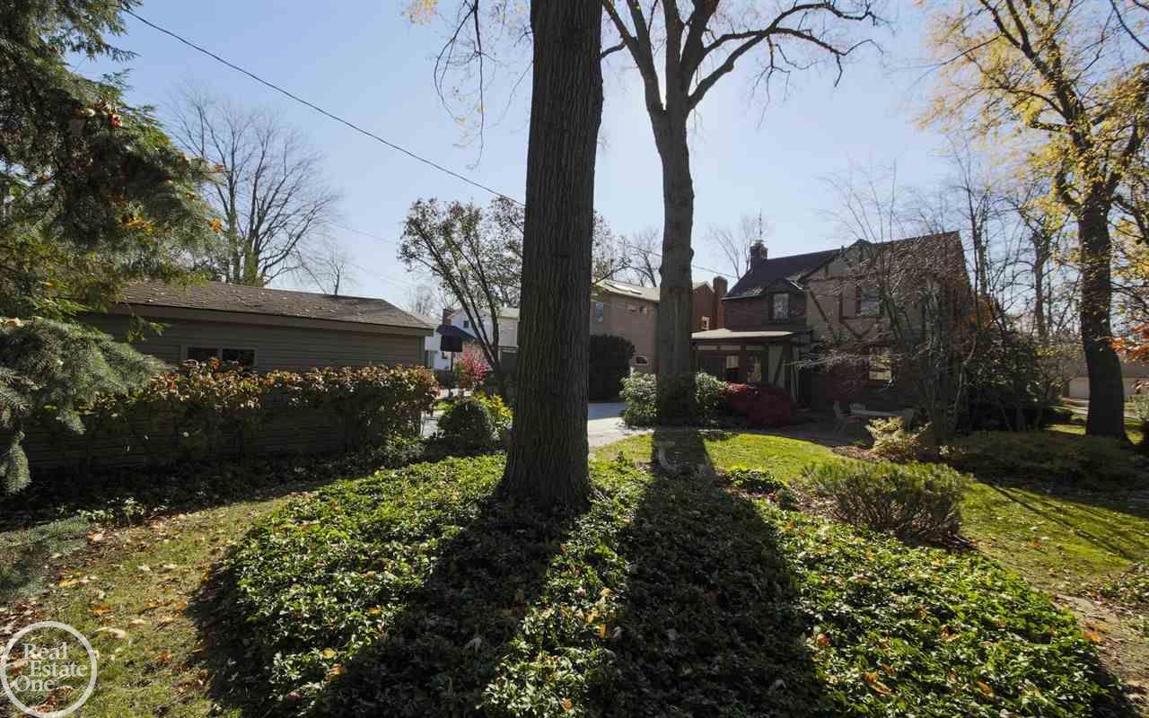 1712 Broadstone Road Grosse Pointe Woods, MI 48236 - Photo 29 of 34