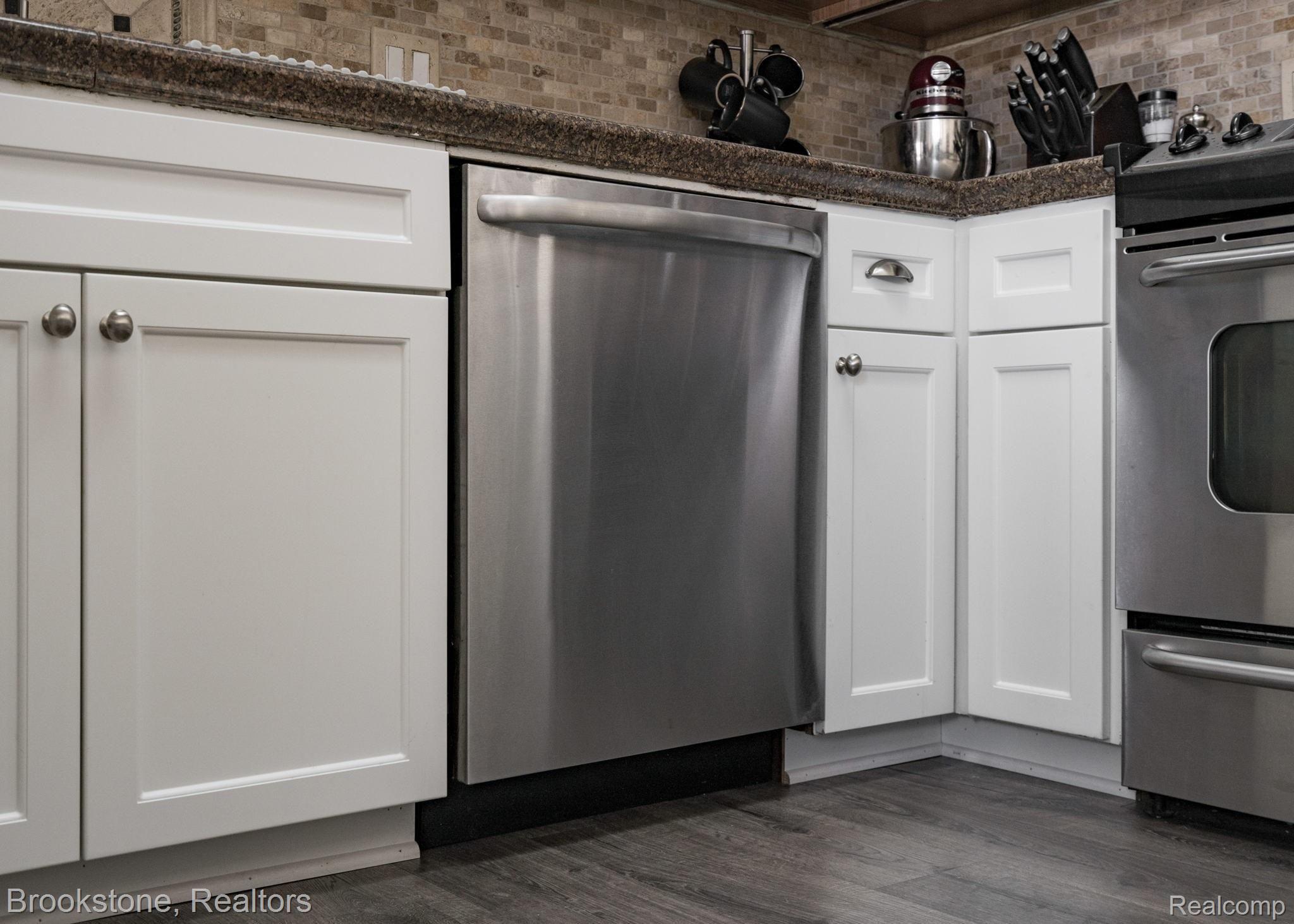 1191 Avon Manor Road Rochester, MI 48307 - Photo 11 of 40 brand new stainless appliances