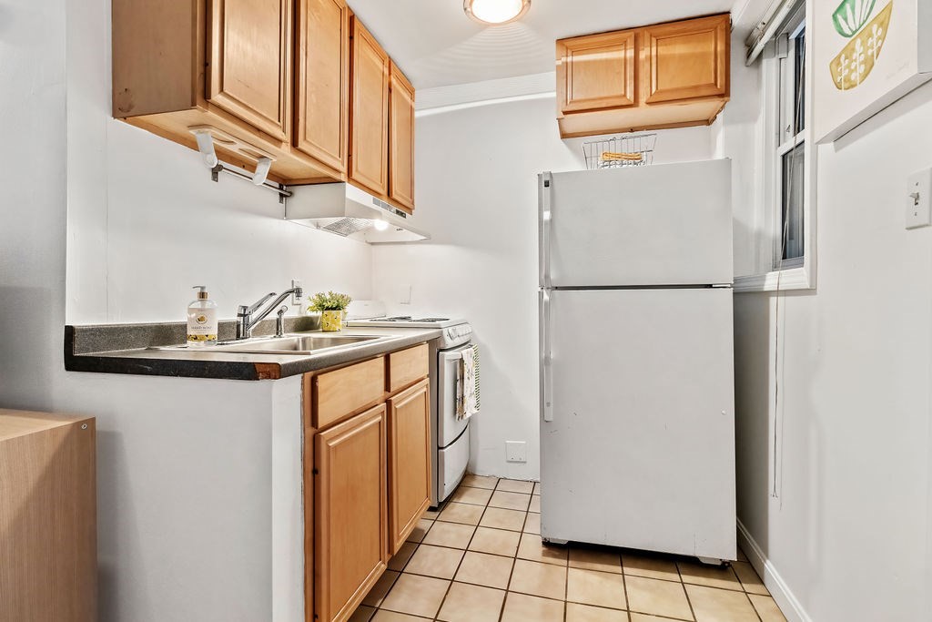 36 Winchester Street, Unit 3 Brookline, MA 02446 - Photo 4 of 9