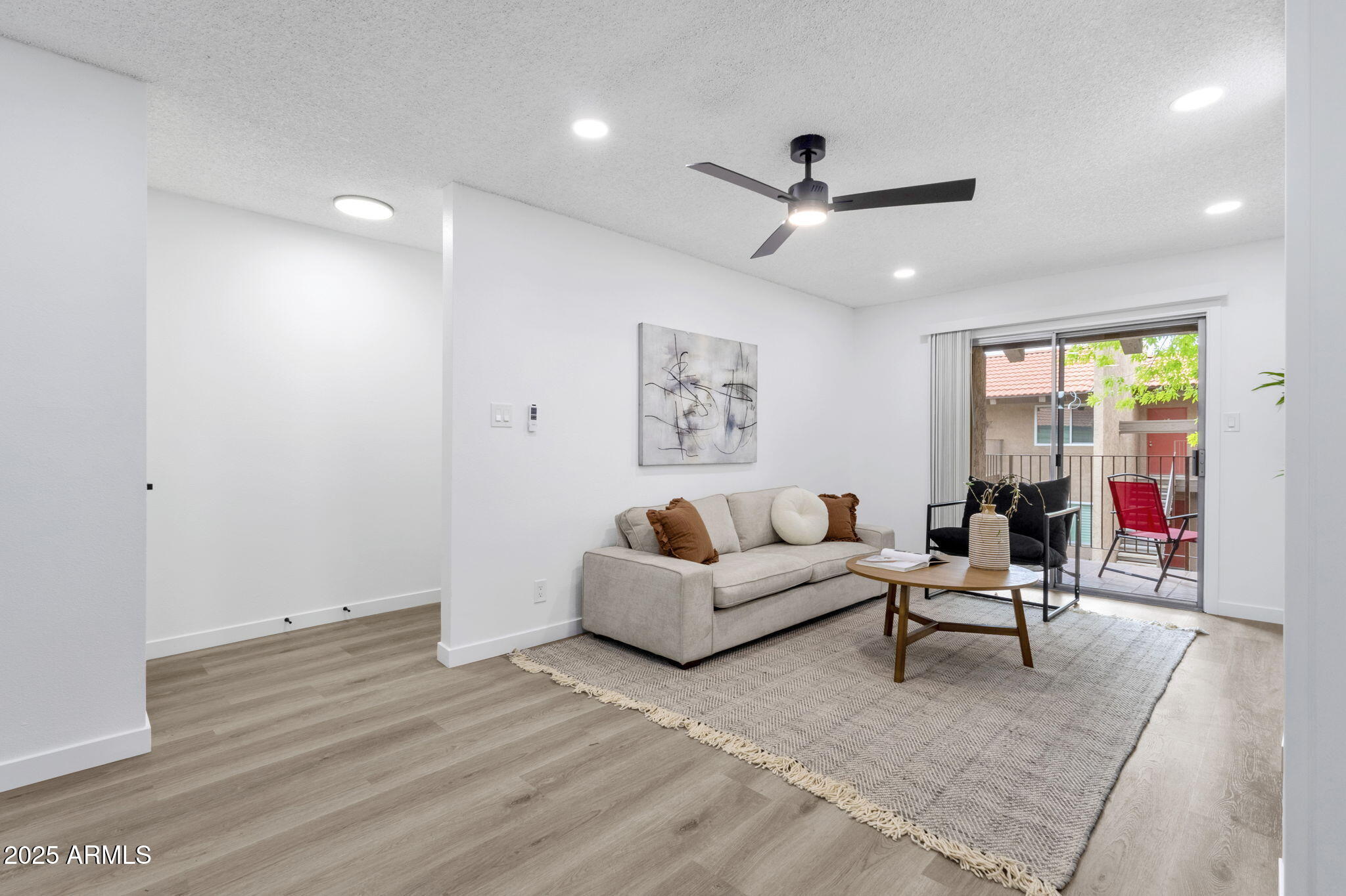 5525 East Thomas Road, Unit M9 Phoenix, AZ 85018 - Photo 2 of 31 7-web-or-mls-5525-e-thomas-rd-m9