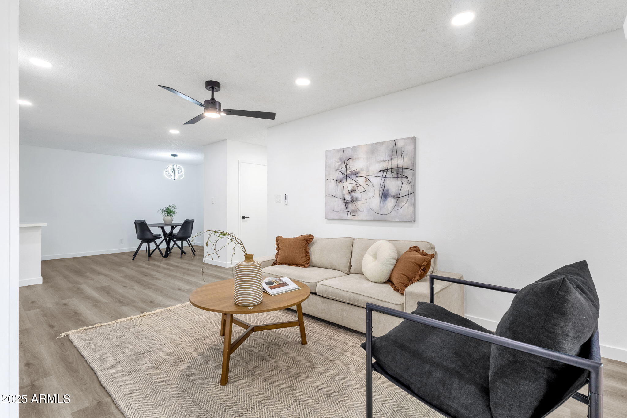 5525 East Thomas Road, Unit M9 Phoenix, AZ 85018 - Photo 3 of 31 9-web-or-mls-5525-e-thomas-rd-m9