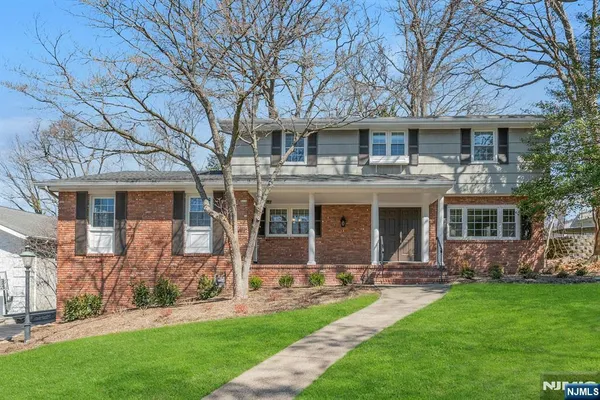 $1,100,000 | 366 Valley View Avenue, Paramus, NJ 07652