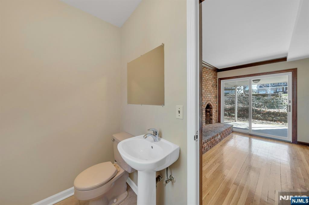 366 Valley View Avenue Paramus, NJ 07652 - Photo 16 of 49