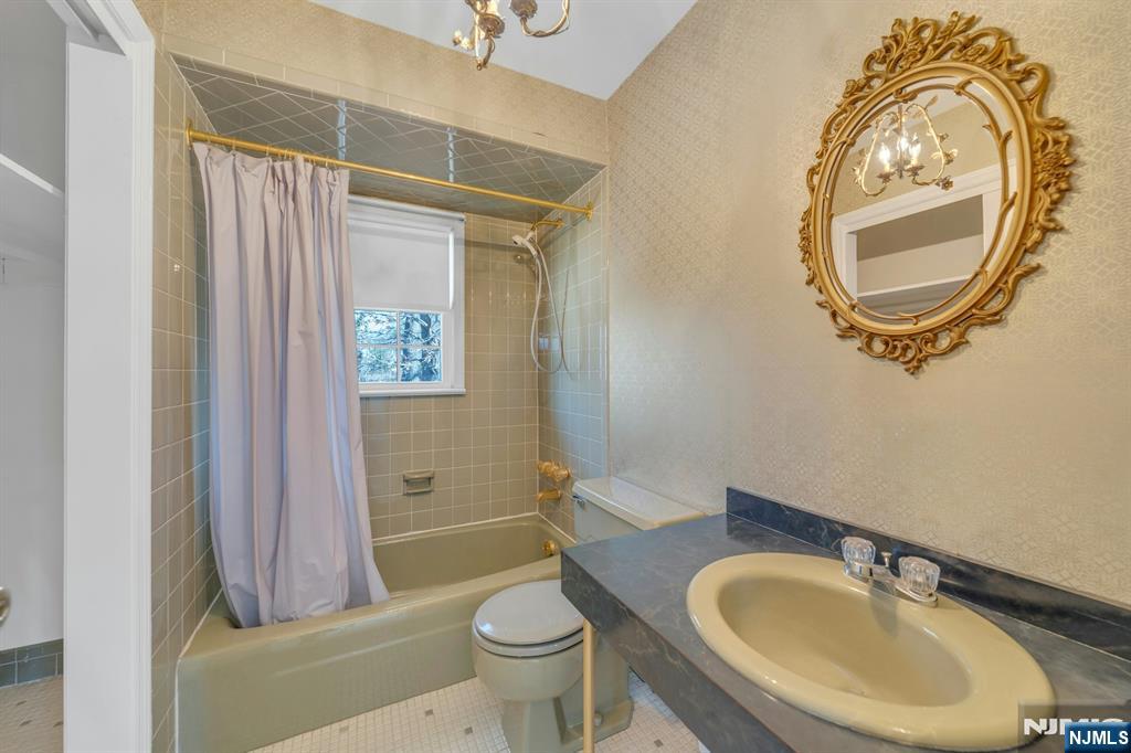 366 Valley View Avenue Paramus, NJ 07652 - Photo 27 of 49