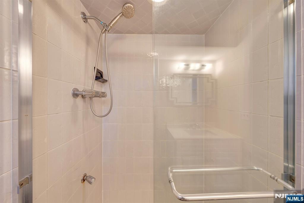 366 Valley View Avenue Paramus, NJ 07652 - Photo 31 of 49