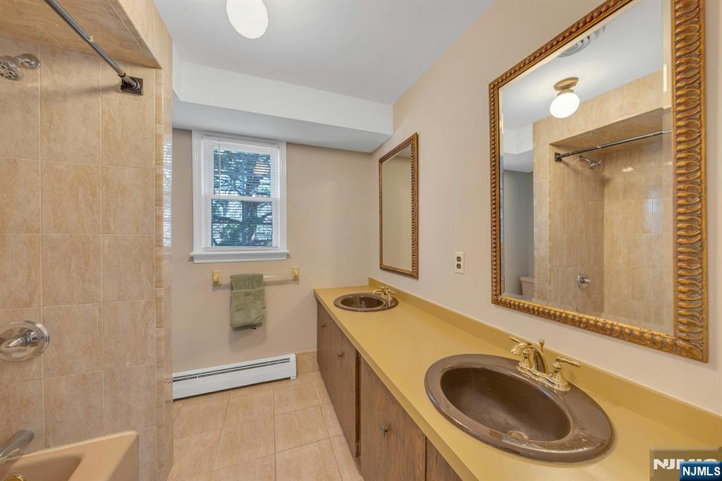 366 Valley View Avenue Paramus, NJ 07652 - Photo 35 of 49