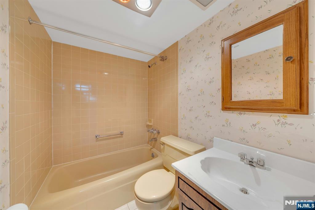 366 Valley View Avenue Paramus, NJ 07652 - Photo 39 of 49