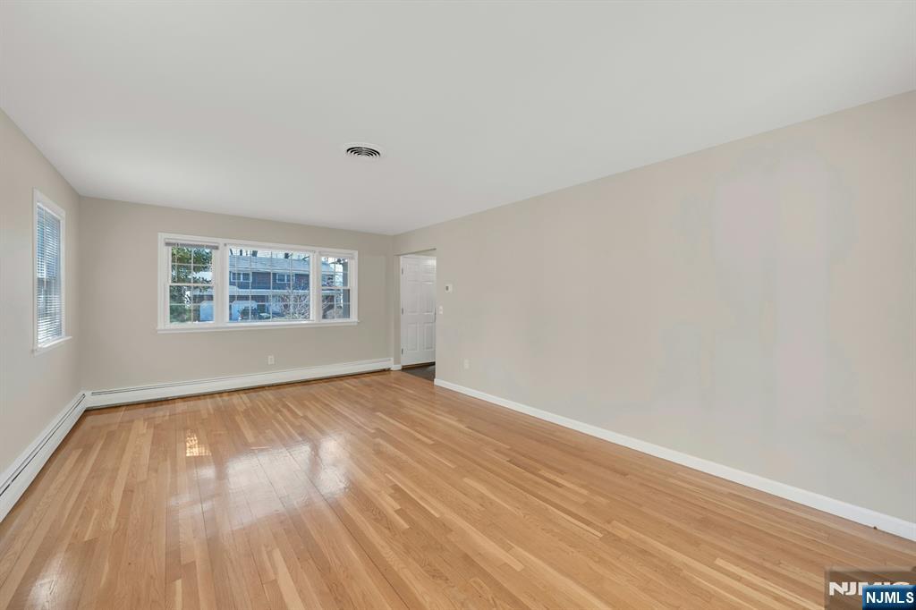 366 Valley View Avenue Paramus, NJ 07652 - Photo 9 of 49