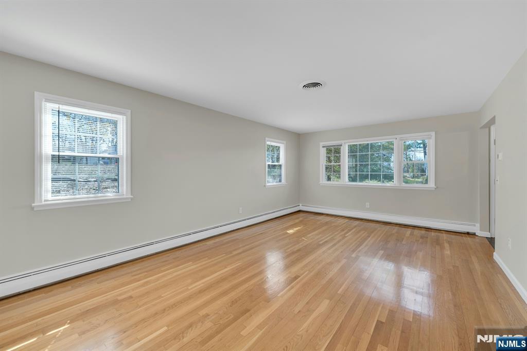 366 Valley View Avenue Paramus, NJ 07652 - Photo 10 of 49