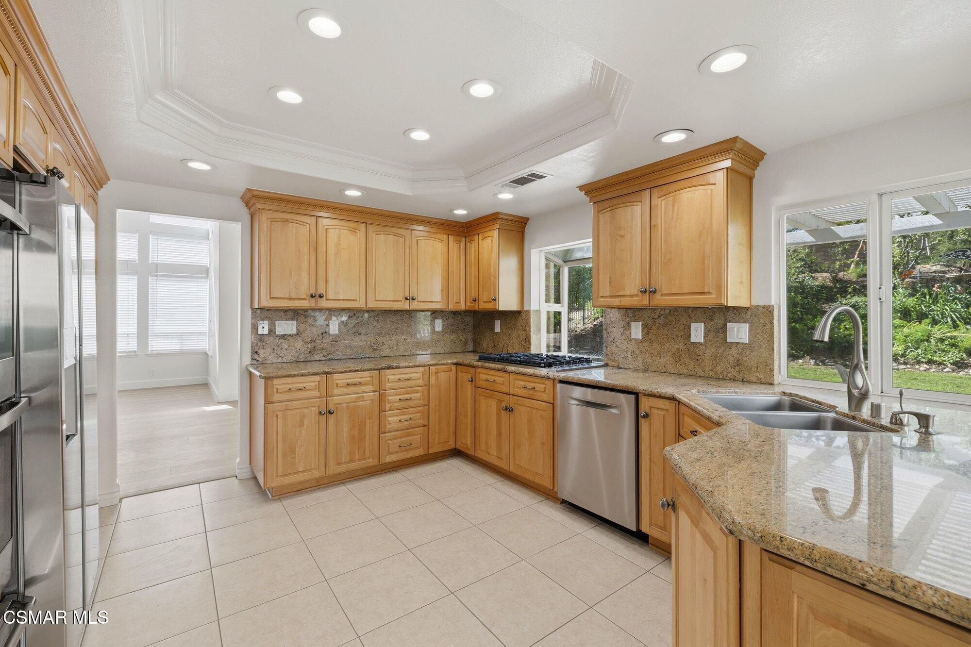 658 Elevar Court Simi Valley, CA 93065 - Photo 12 of 47 034_cjp_0976_9406