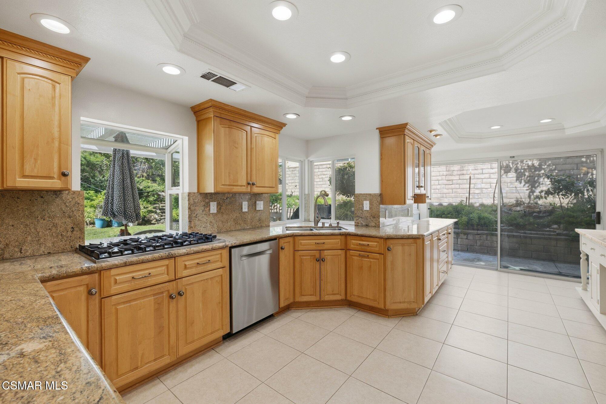 658 Elevar Court Simi Valley, CA 93065 - Photo 9 of 47 031_cjp_0961_6189