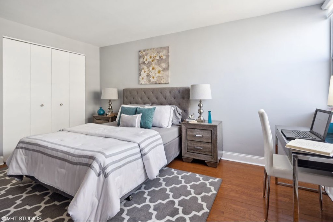 6301 North Sheridan Road, Unit 19D Chicago, IL 60660 - Photo 9 of 11 a bed room with a bed and a chair