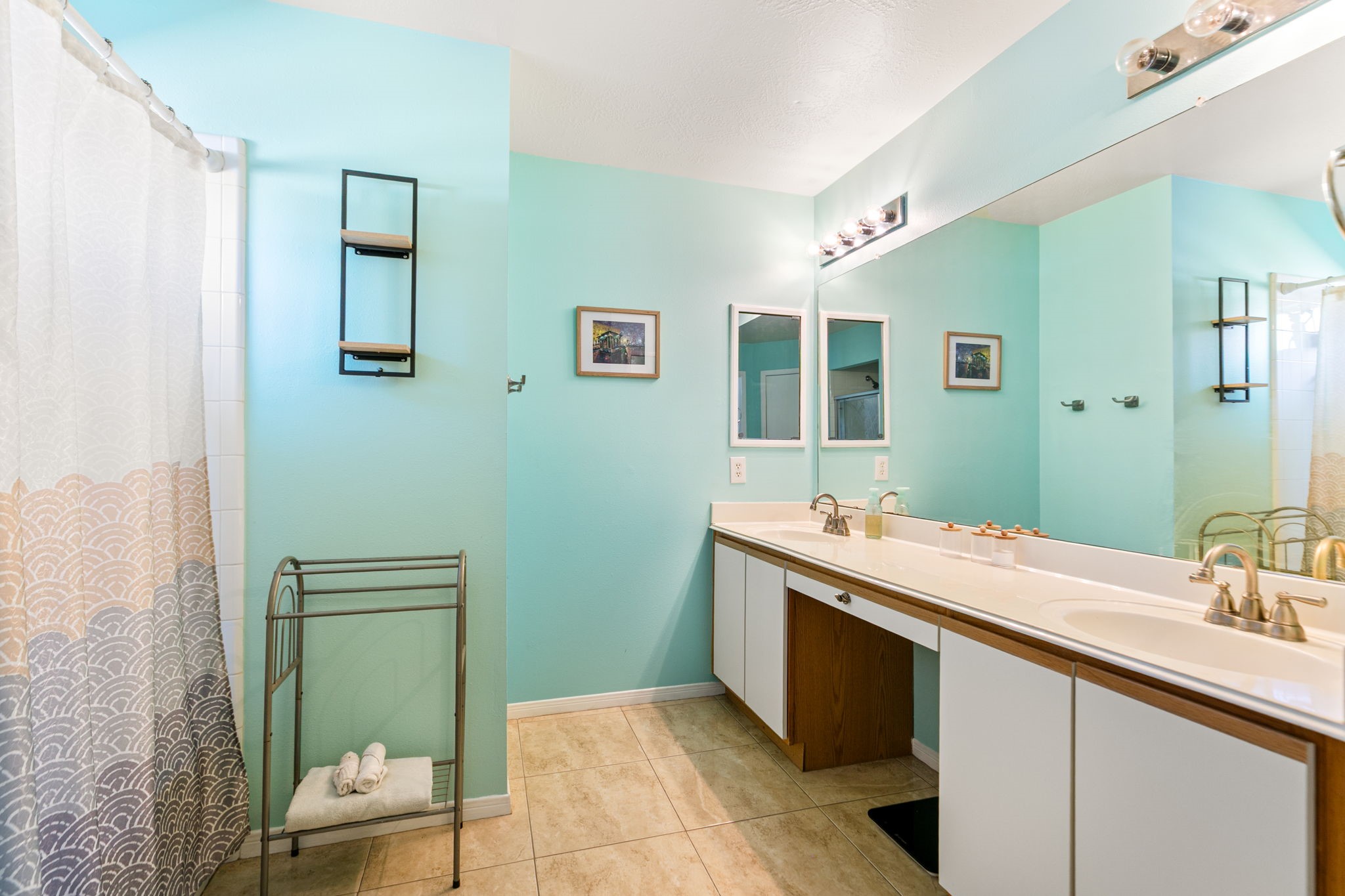 3714 Colleen Woods Circle Houston, TX 77080 - Photo 21 of 29 a bathroom with a sink and a mirror