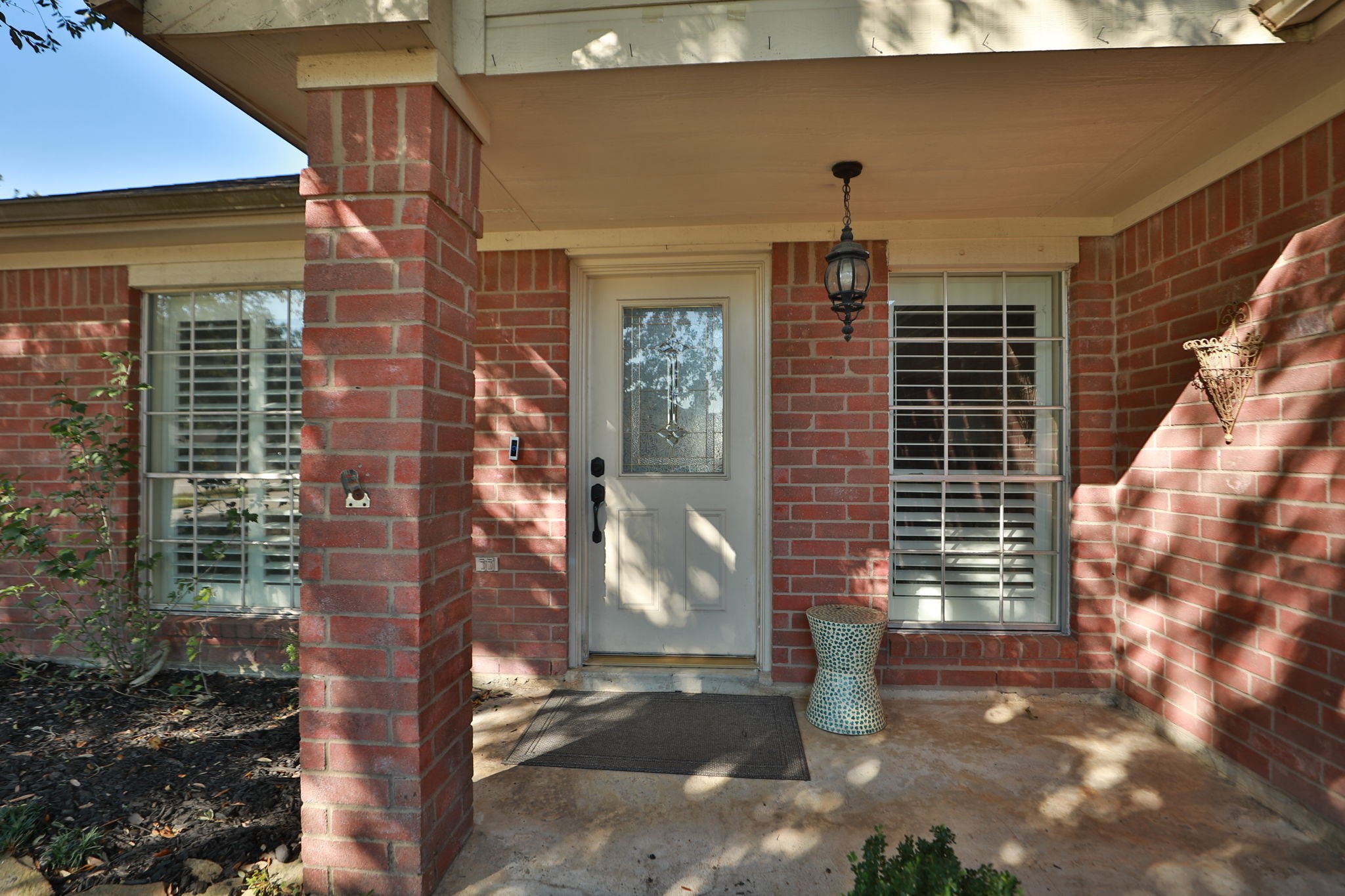 3714 Colleen Woods Circle Houston, TX 77080 - Photo 5 of 29 a front view of a house with a yard