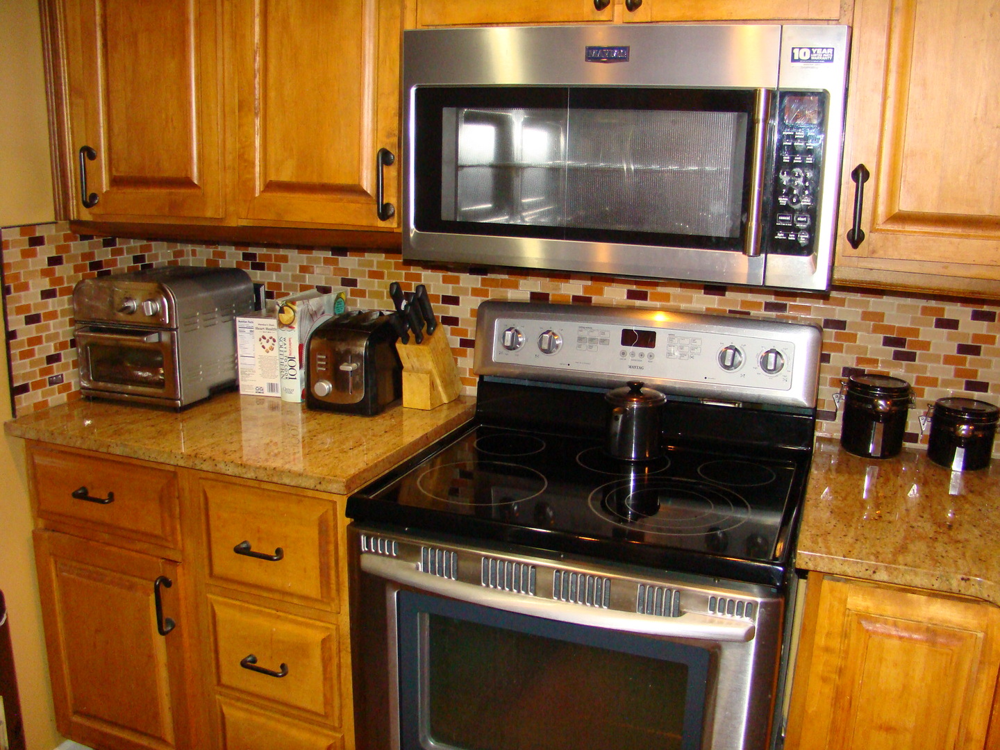 830 Elder Road, Unit B202 Homewood, IL 60430 - Photo 14 of 32 a kitchen with a stove and a microwave