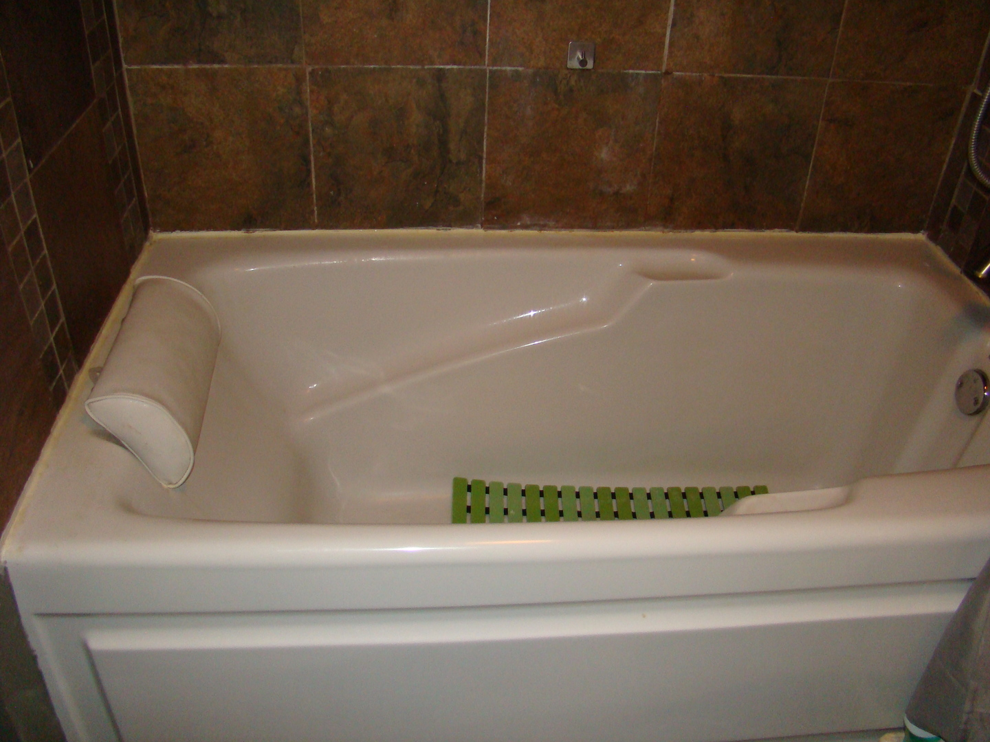 830 Elder Road, Unit B202 Homewood, IL 60430 - Photo 21 of 32 a bathroom with a bathtub