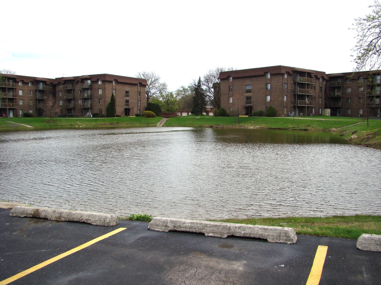 830 Elder Road, Unit B202 Homewood, IL 60430 - Photo 28 of 32 a view of a terrace with yard