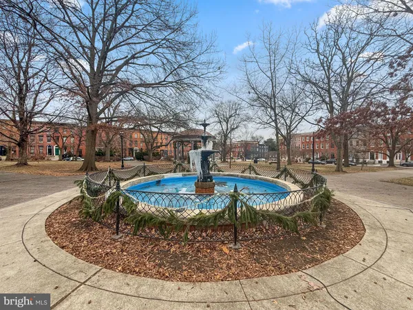 a view of a yard with fountain