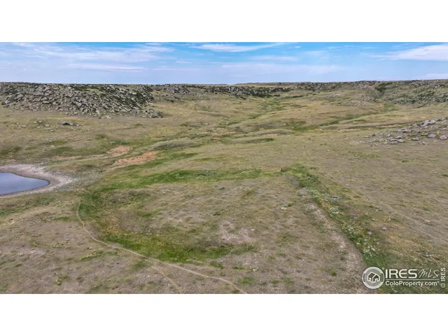 a black and white photo of a building