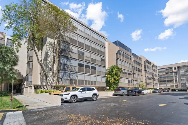 $195,000 | 2802 North 46th Avenue, Unit B513, Hollywood, FL 33021