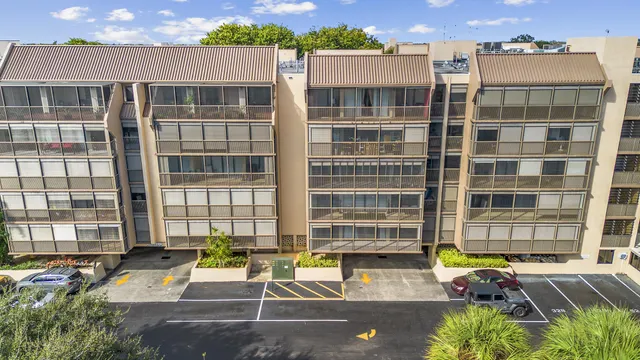 $195,000 | 2802 North 46th Avenue, Unit B513, Hollywood, FL 33021