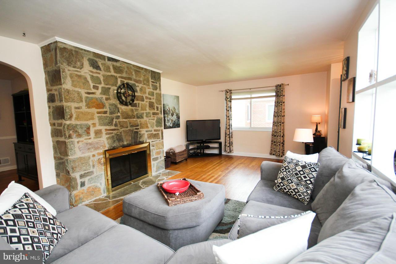 212 Brewster Avenue Silver Spring, MD 20901 - Photo 3 of 22 Living Room