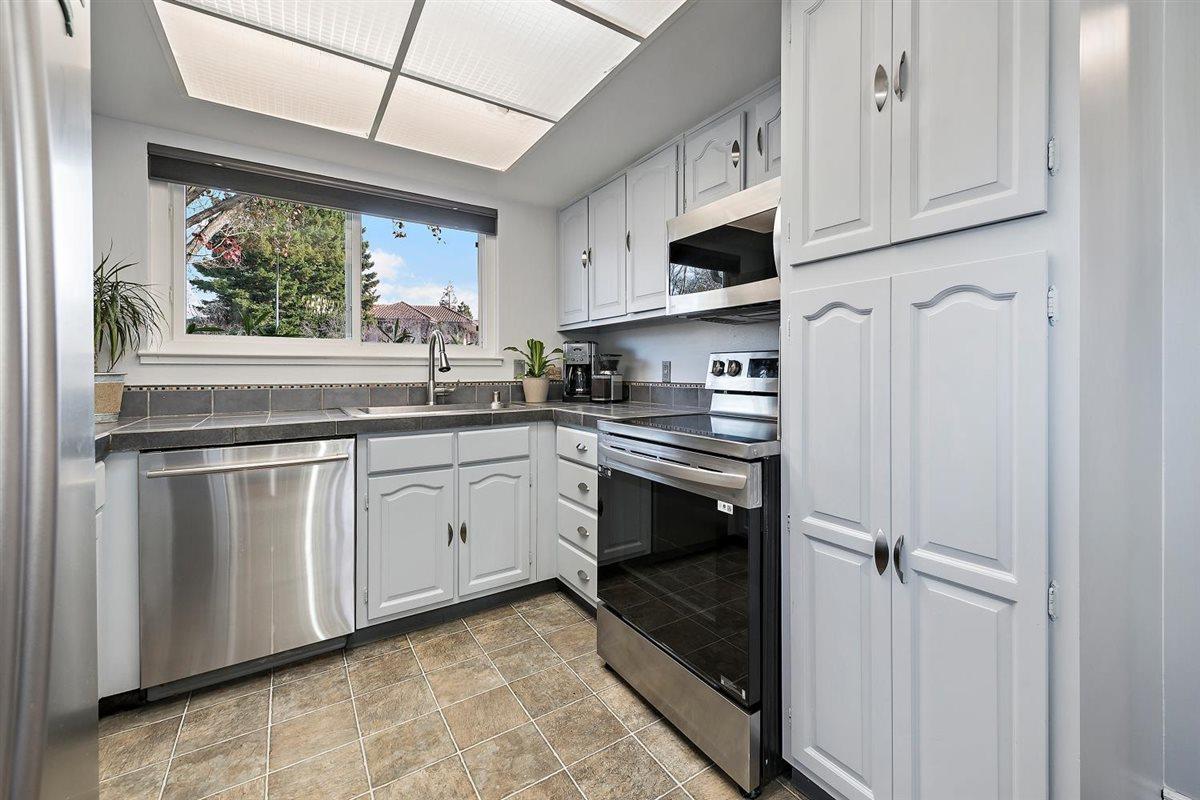 1 Comstock Queen Court Mountain View, CA 94043 - Photo 8 of 16