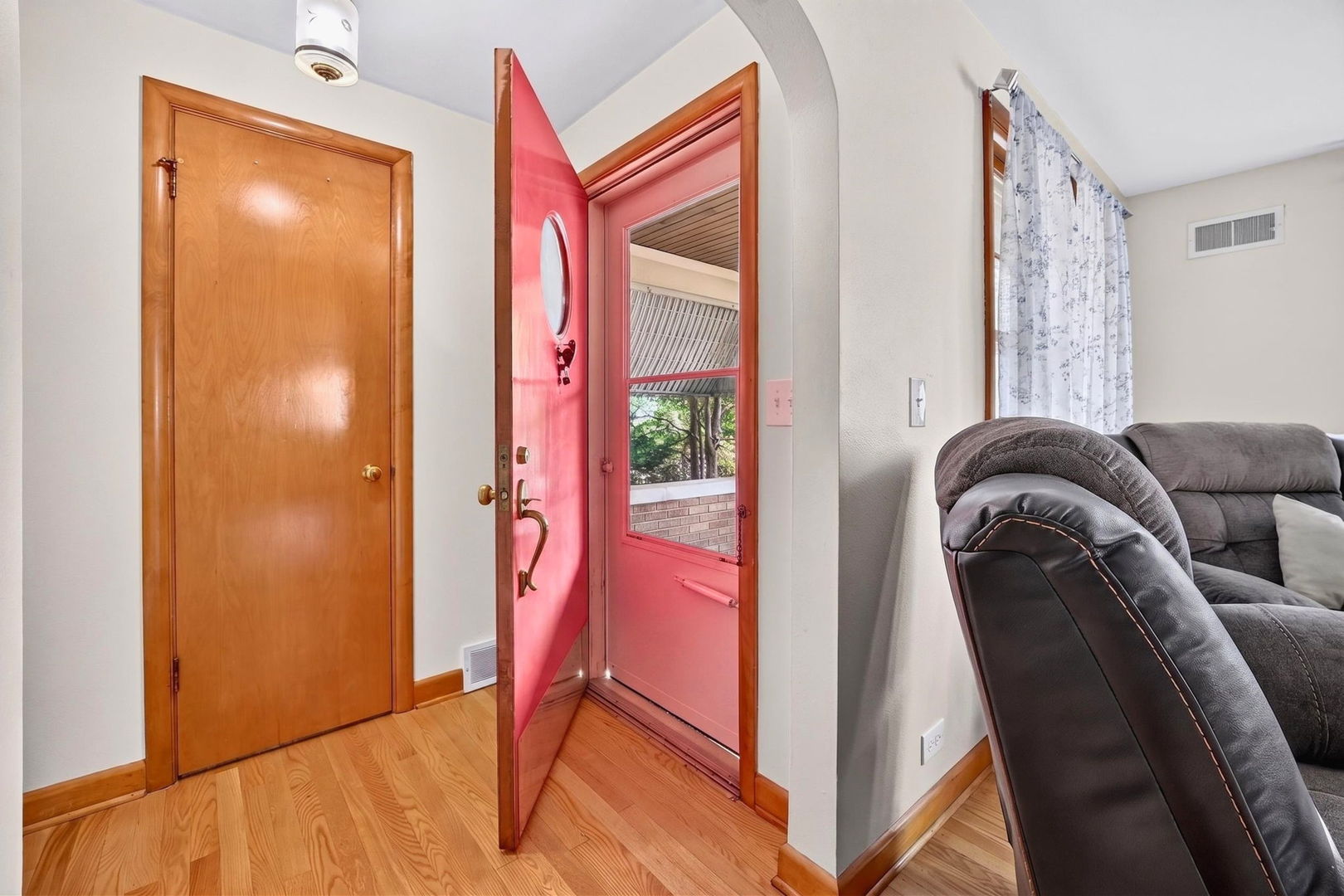 649 North Spring Street Elgin, IL 60120 - Photo 4 of 41 Gallery Image 4