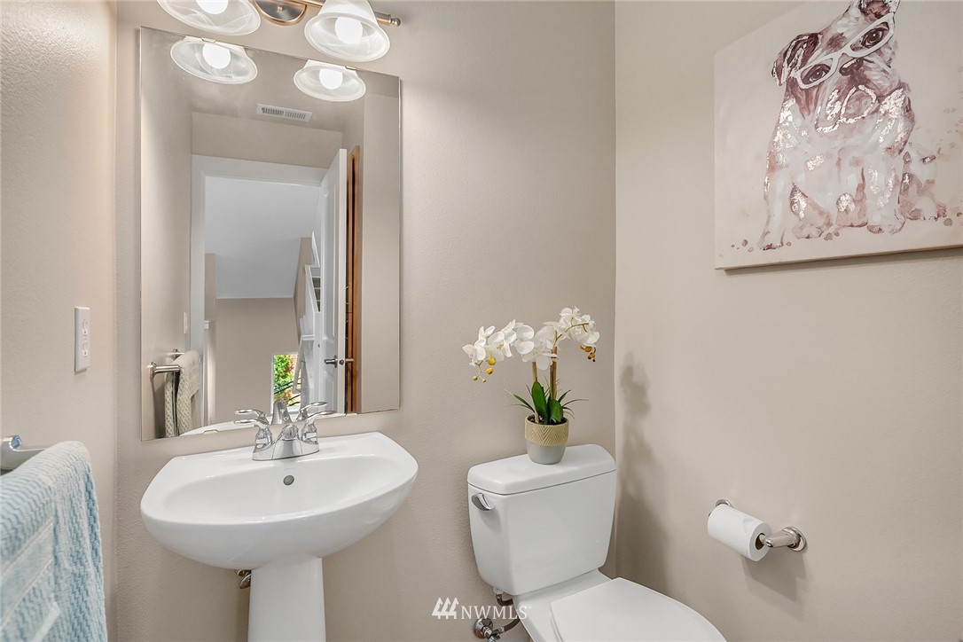 113 Cougar Ridge Road Northwest Issaquah, WA 98027 - Photo 22 of 28 a bathroom with a toilet sink and mirror